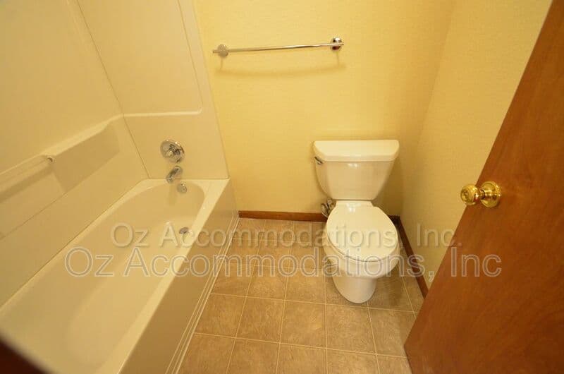 Lee's Summit Townhome: 313 NE Timbercreek Dr.
