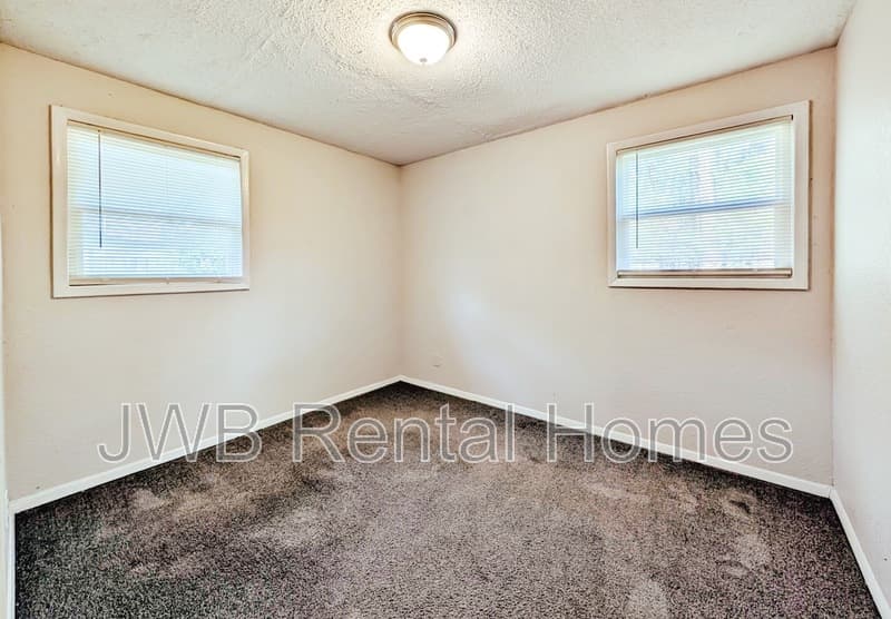Jacksonville House: 6735 Miss Muffet Ln N