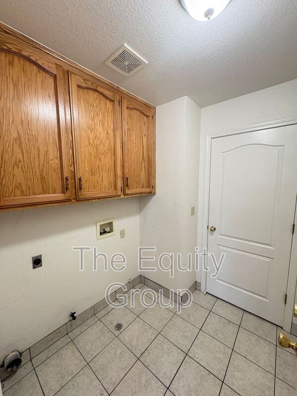 Visalia House: 323 South Citrus Court