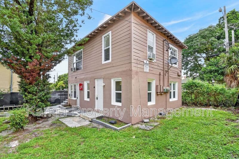 West Palm Beach Condo: 887 7th St
