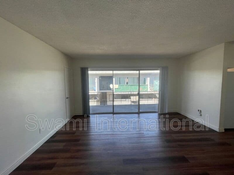 Inglewood Condo: 947 Myrtle Avenue