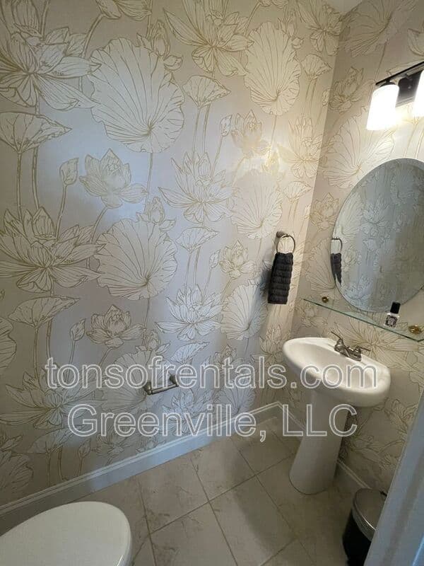 Greenville House: 536 Twin Lake Road