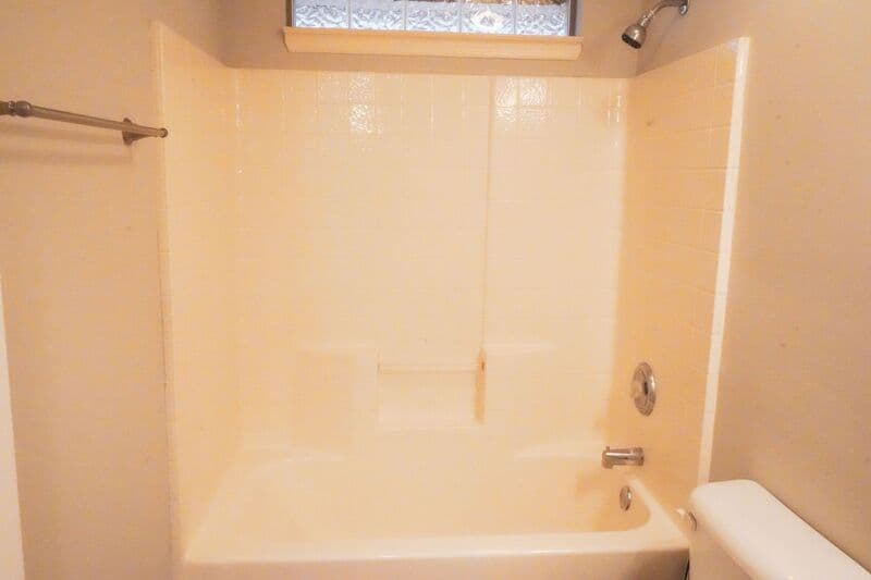 Midway House: 438 Edgewater Dr
