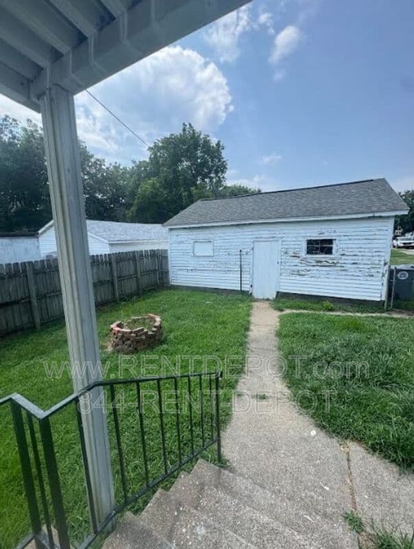 Evansville House: 201 S Willow Rd