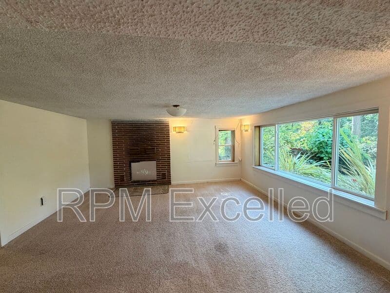 Kent House: 24625 148th Ave SE