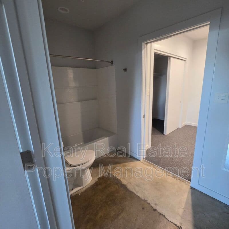 Lafayette House: 136 E Cypress St