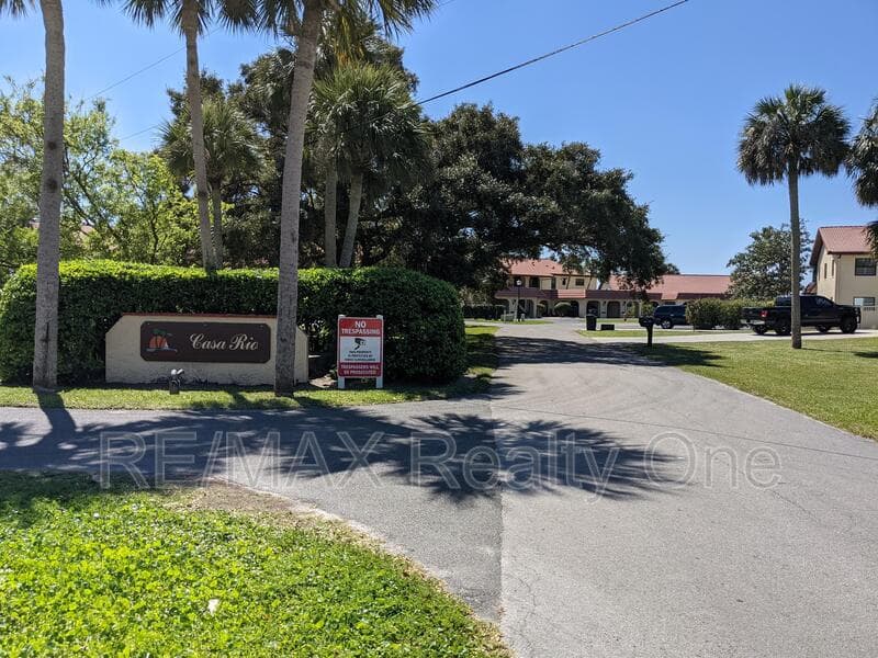 Crystal River House: 389 Northwest 14th Place - 1