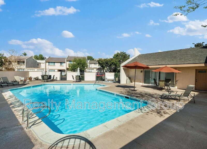 San Diego Townhome: 5511 Caminito Katerina