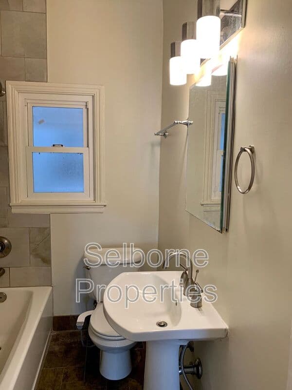Oakland House: 507 Forest Street