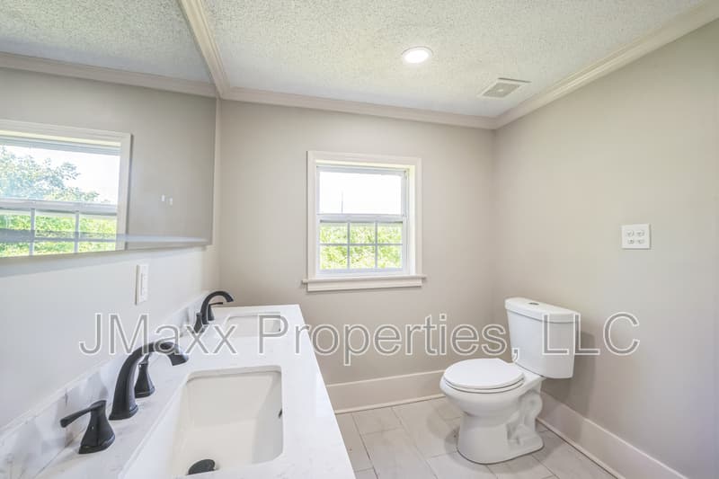 Atlanta House: 1838 Moore St NW
