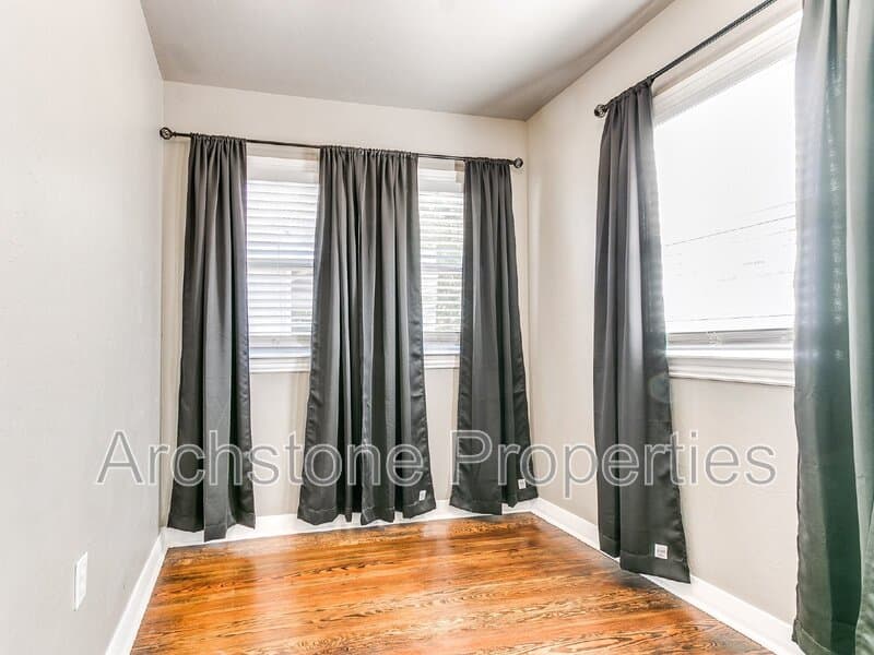 Edmond House: 202 E 3rd St