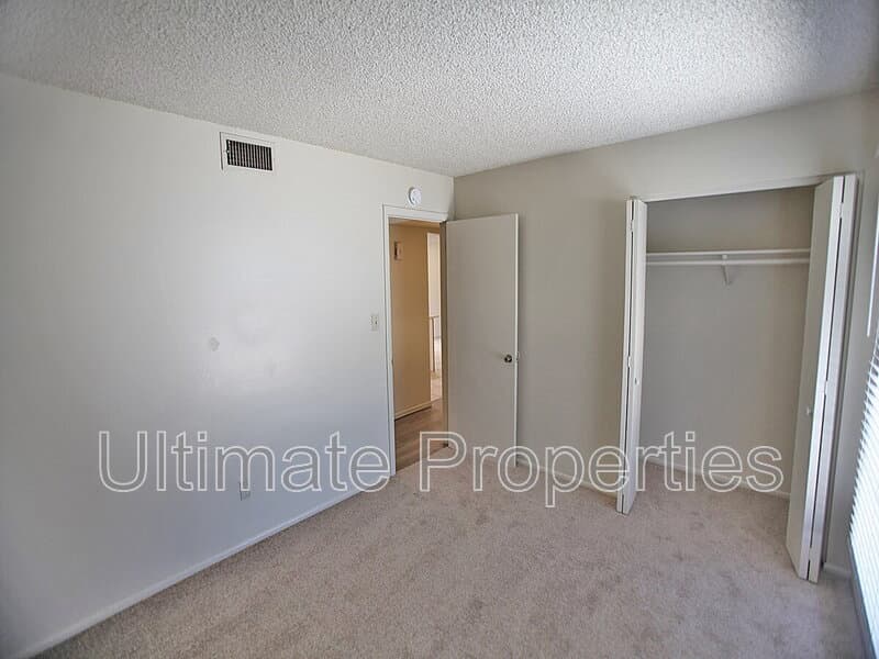 Glendale House: 6043 N 71st Ln