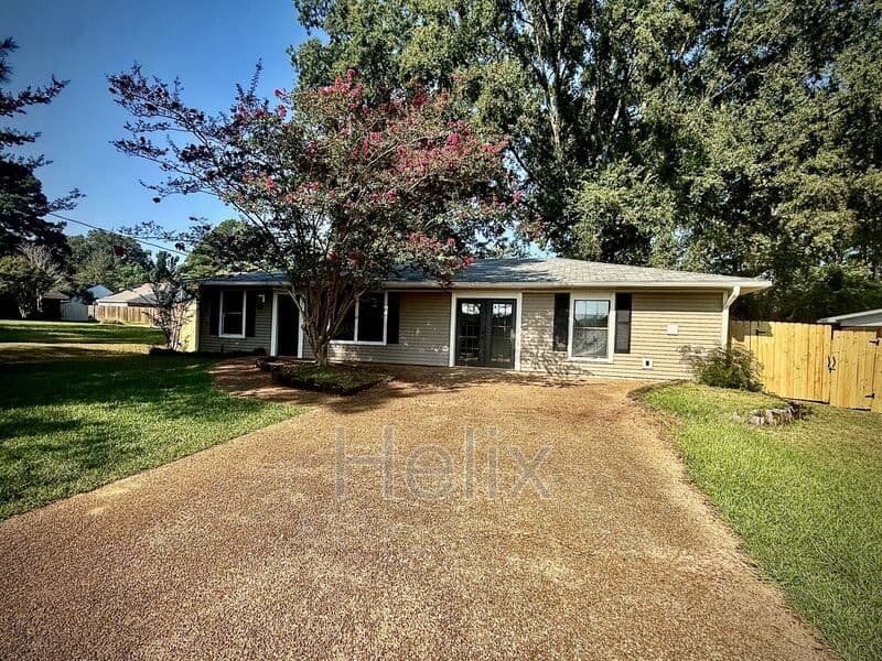 Madison House: 102 Channel Ln