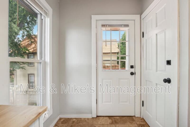 Milwaukee Condo: 506 E Linus St Uppr REAR