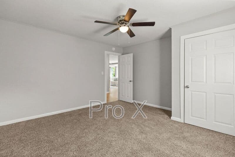Fayetteville House: 2300 W Holly St