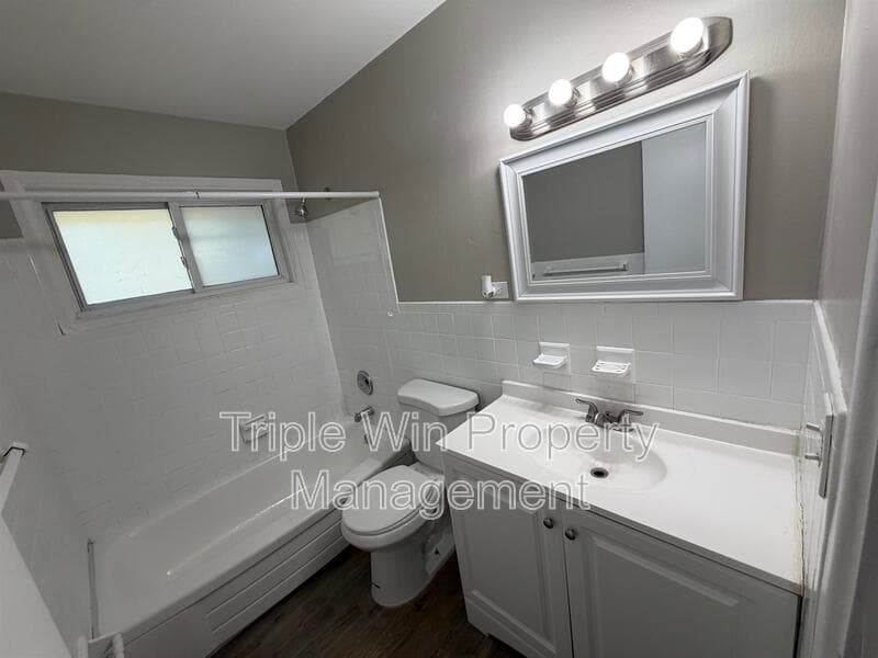 Saint Louis House: 1380 Cove Ln
