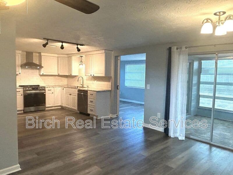 Holiday House: 3545 Nixon Rd