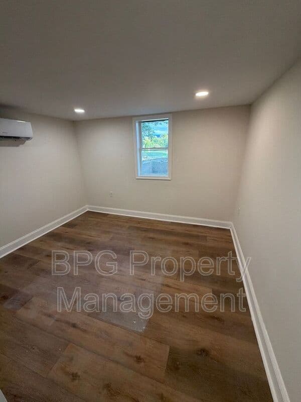 Woodstock Condo: 204 N Muhlenberg St