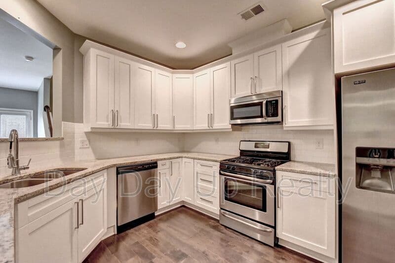 Suwanee House: 5605 Bright Cross Way
