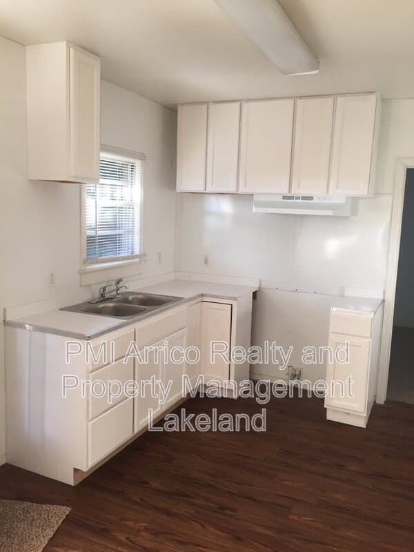 Lakeland House: 124 Bassedena Cir S
