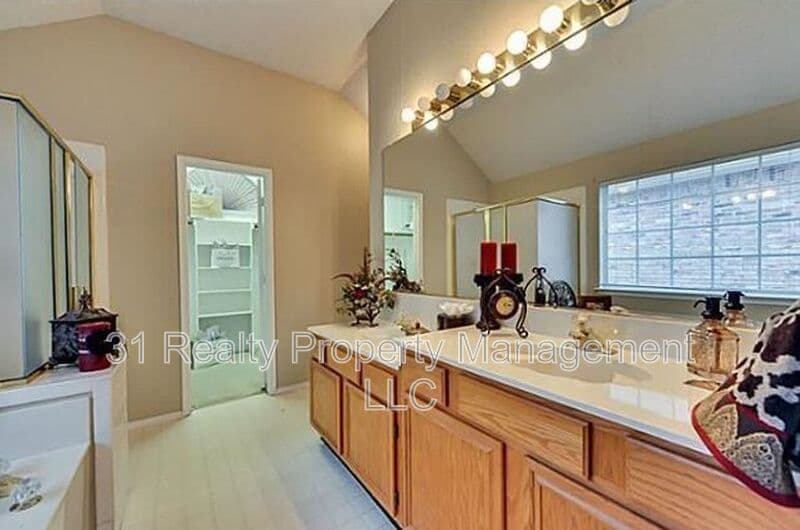 Arlington House: 214 E Lynn Creek Dr