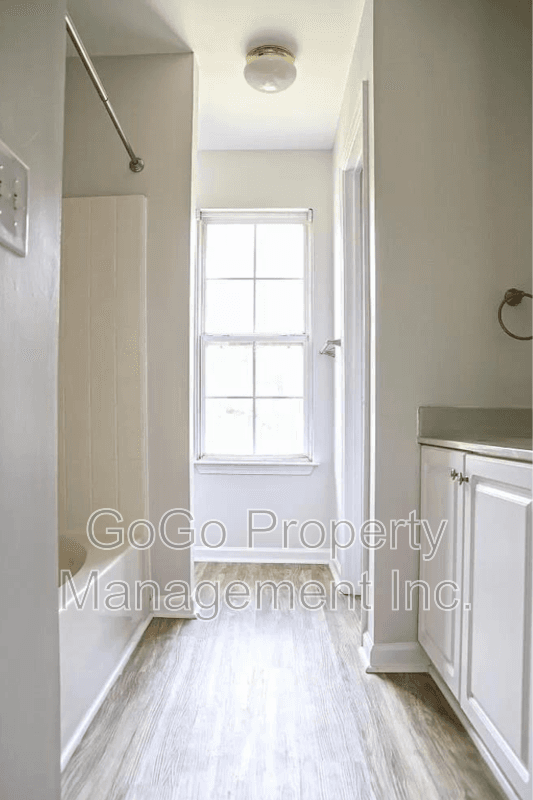 Simpsonville House: 105 Fairview Lake Way