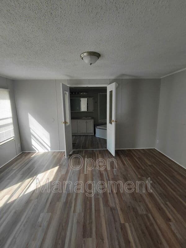 Jackson House: 301 Mantle Ave