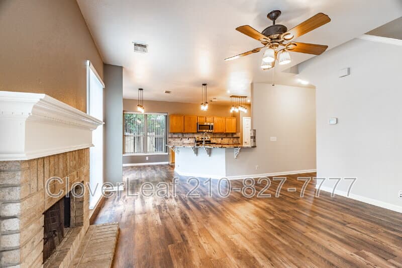 Schertz House: 2536 Crested Hts