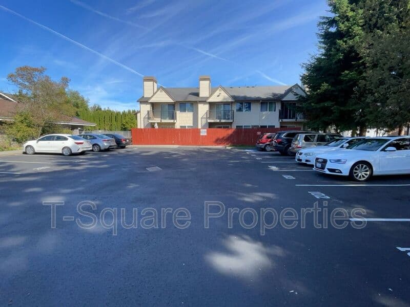 Everett House: 9719 Holly Dr