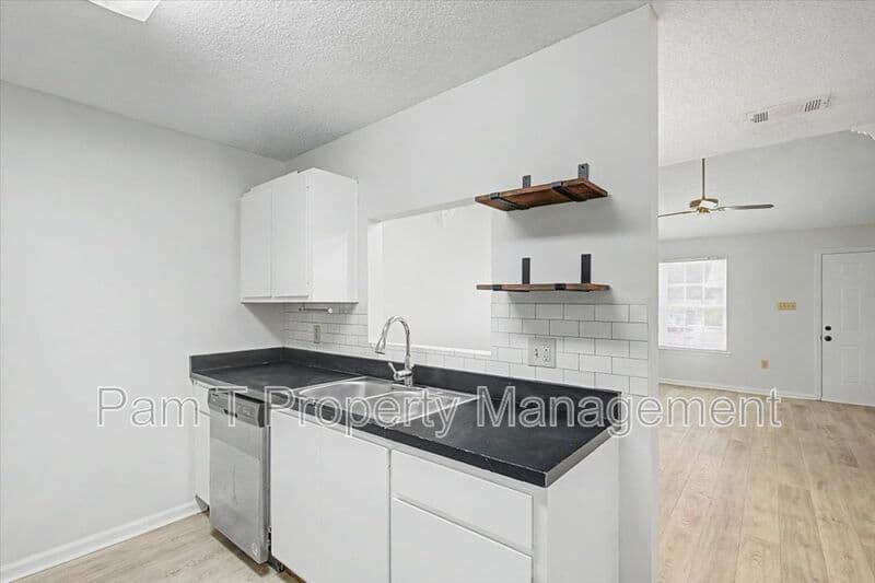 Savannah Townhome: 128 Fox Chase Road