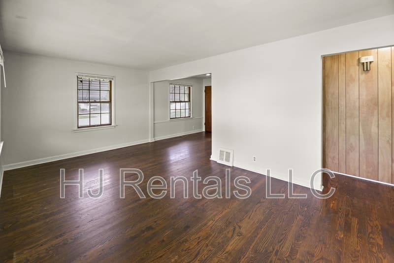 St. Louis House: 10139 Cabot Drive
