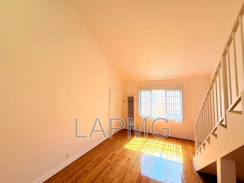 Los Angeles House: 6200-6206 Fountain Avenue