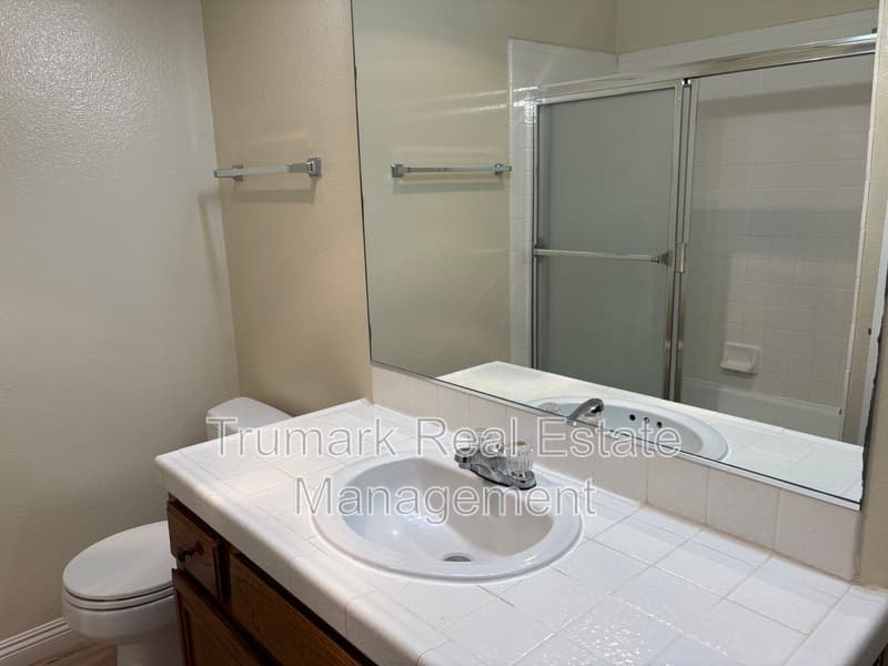 Montrose Condo: 2421 Montrose Ave