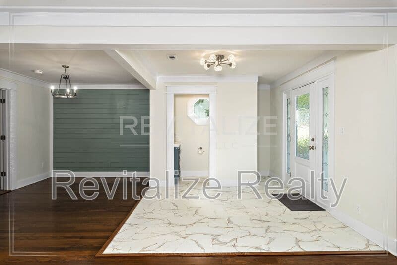 Mobile House: 80 Hathaway Rd N