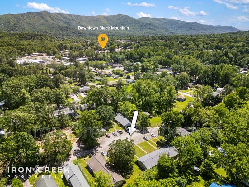 Black Mountain House: 250 Avena Rd