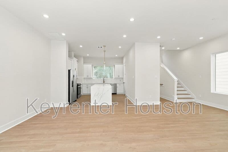 Houston House: 1993 Bauer Drive