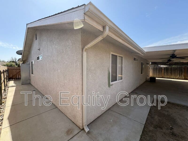 Visalia House: 744 West Buena Vista Ave