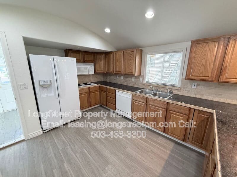 Keizer House: 431 Chemawa Rd N