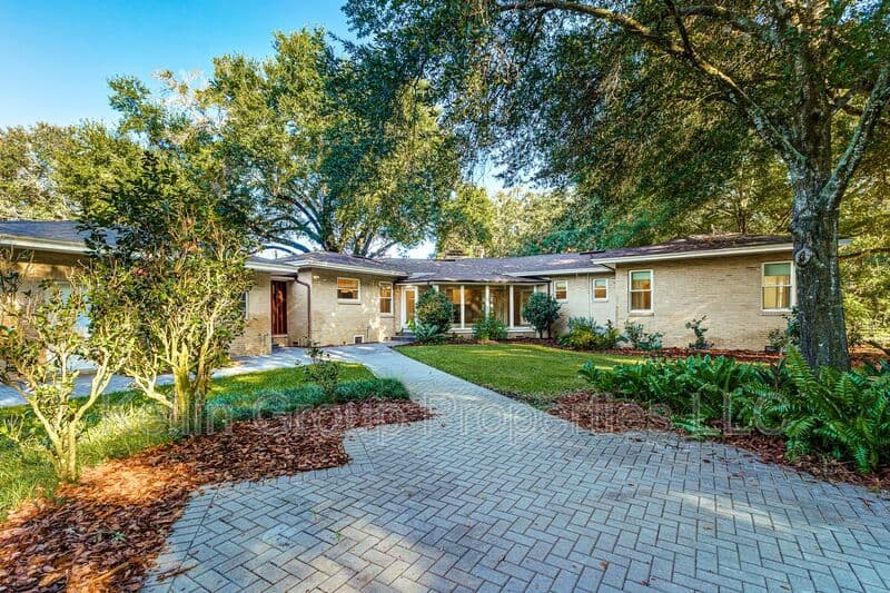Lakeland House: 1203 Easton Dr