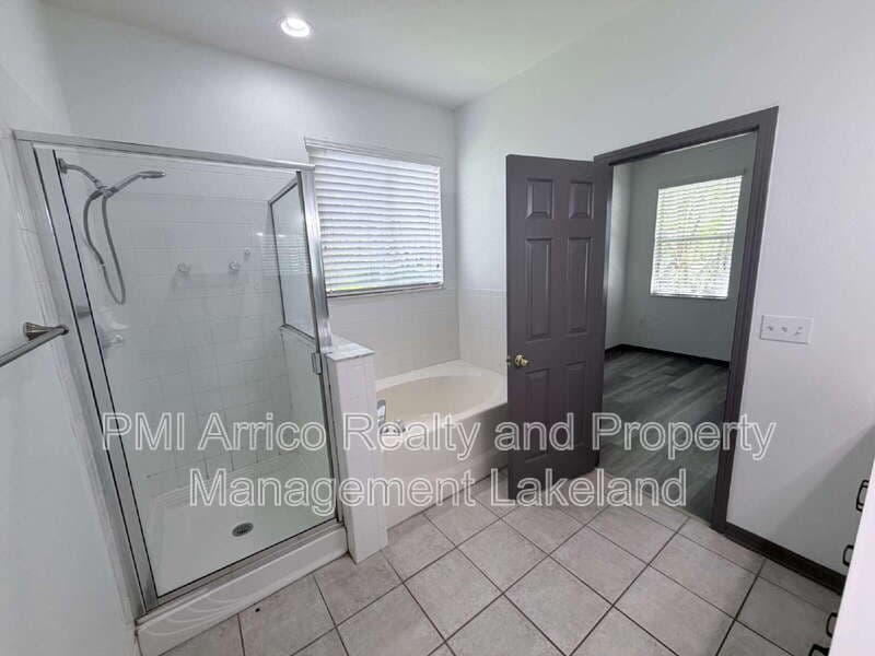 Lakeland House: 1065 View Pointe Way
