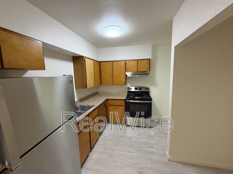 Glendale Condo: 552 Pacific Ave