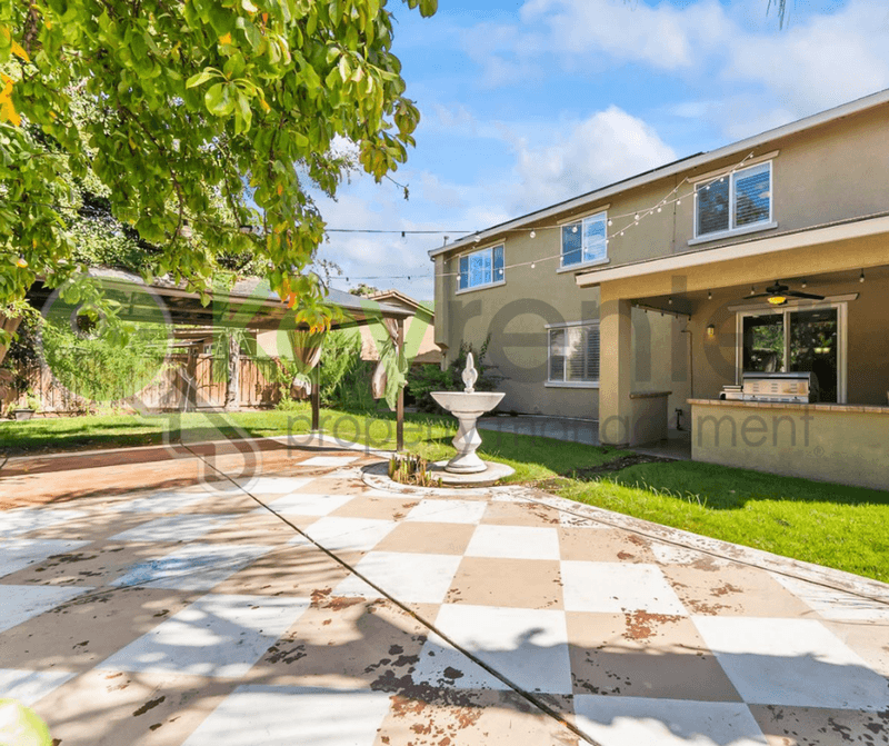 Lincoln House: 1552 Flora Way
