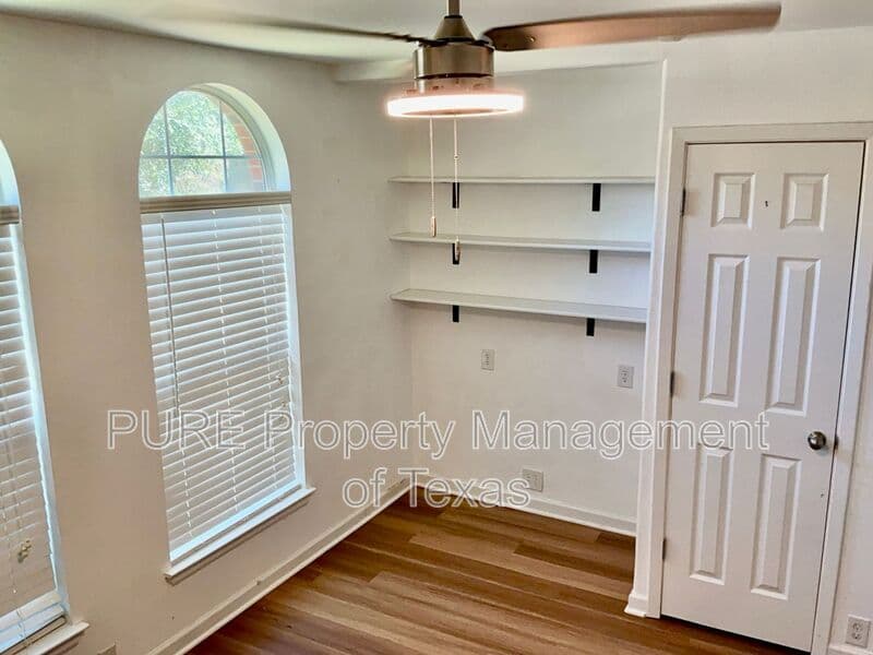 Leander House: 789 Kingfisher Ln