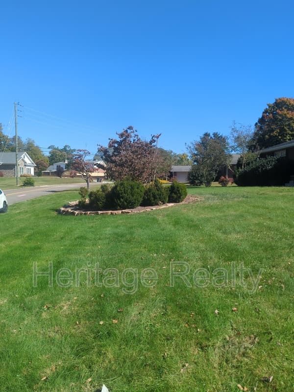 Knoxville House: 8108 Bennington Drive Northwest