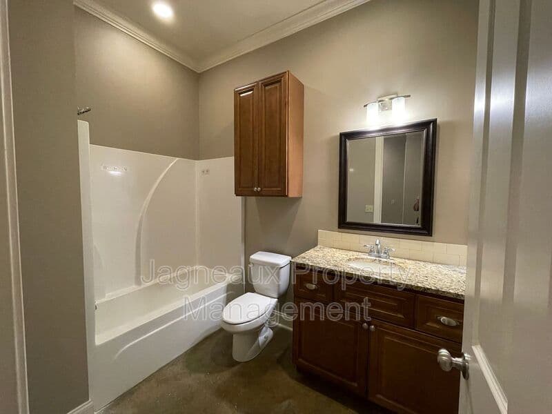 Lafayette House: 107 Hargrave Dr
