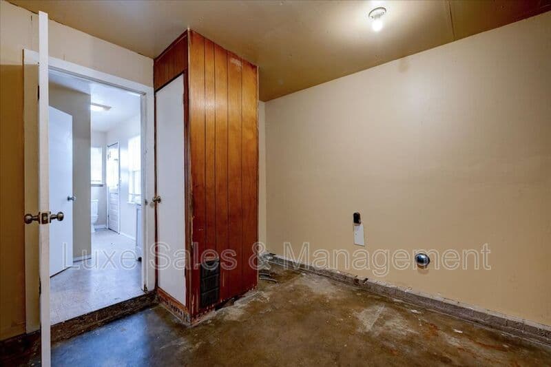 Midwest City House: 116 W. Rose Drive