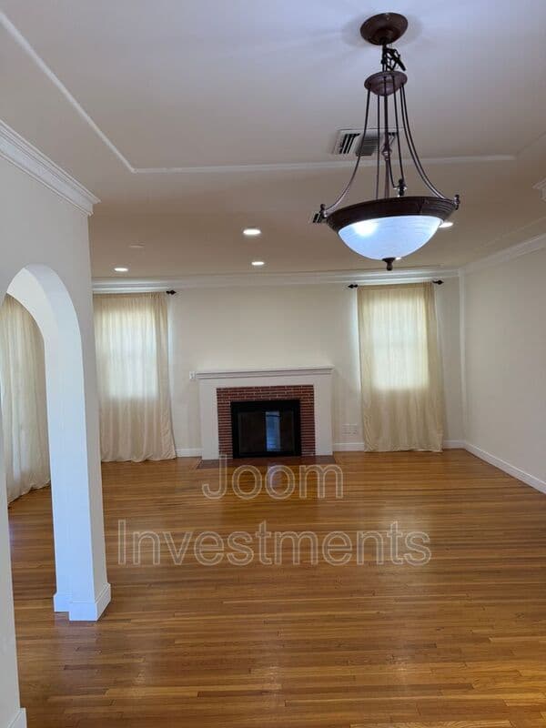 Los Angeles House: 2523 S Bentley Ave