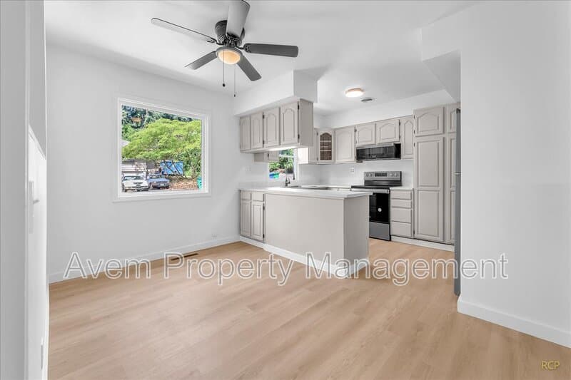 Portland House: 9710 S Corbett Lane