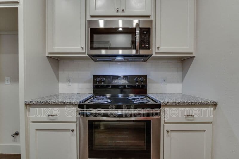 Edmond House: 341 Chalk Hill Ct