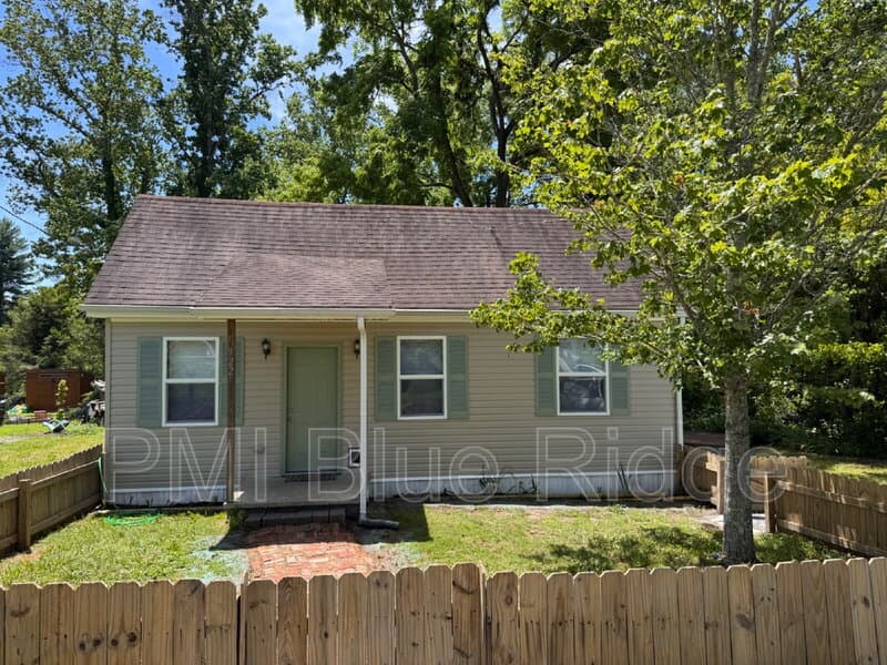 Hendersonville House: 922 1st Avenue West